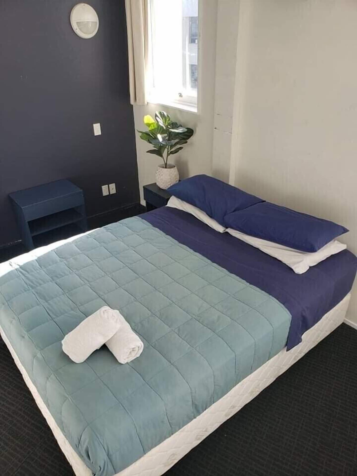 Nomads Capital Backpackers - Wellington (Adults Only) Hostel Εξωτερικό φωτογραφία A bed with a body pillow
