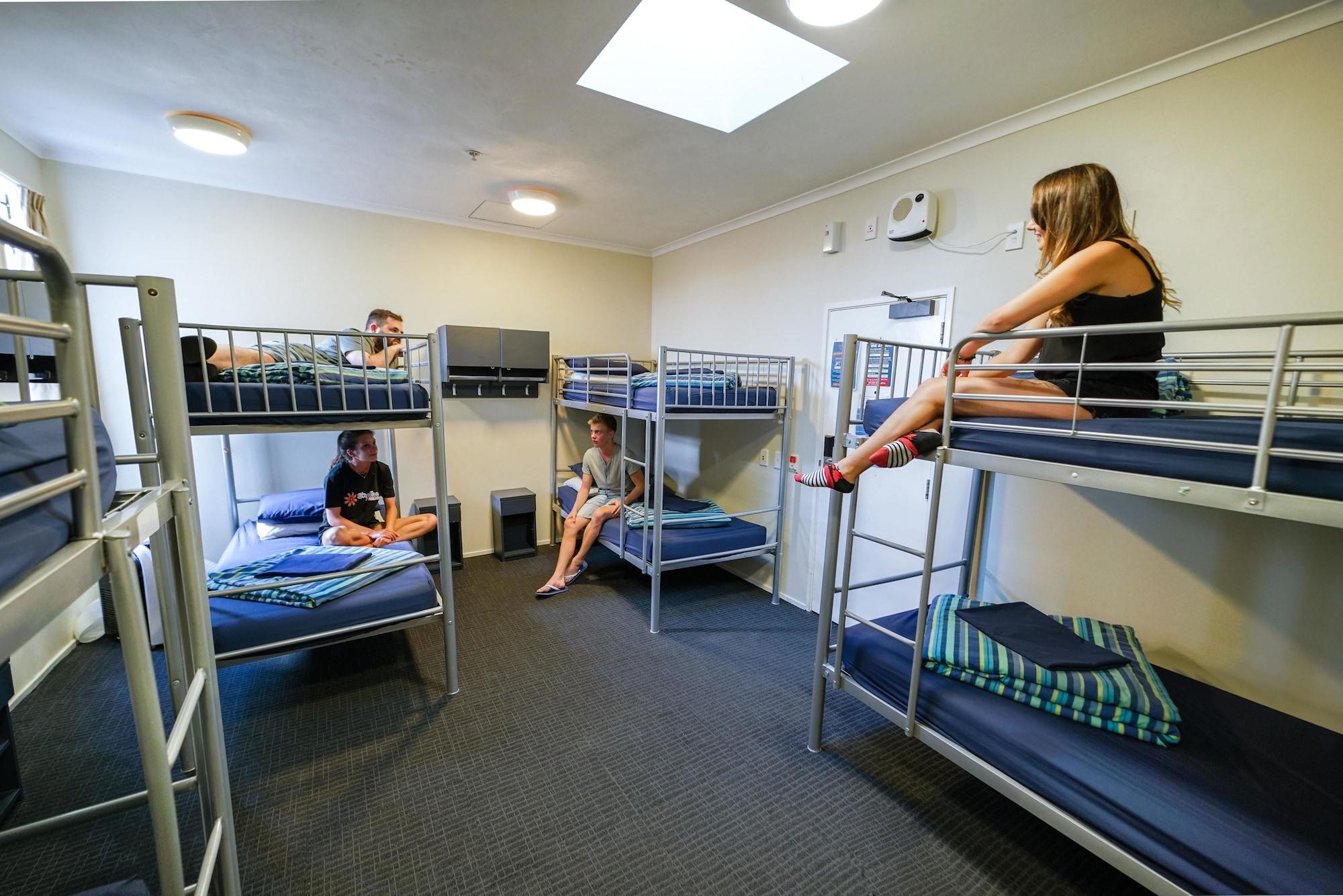 Nomads Capital Backpackers - Wellington (Adults Only) Hostel Εξωτερικό φωτογραφία A typical hostel room