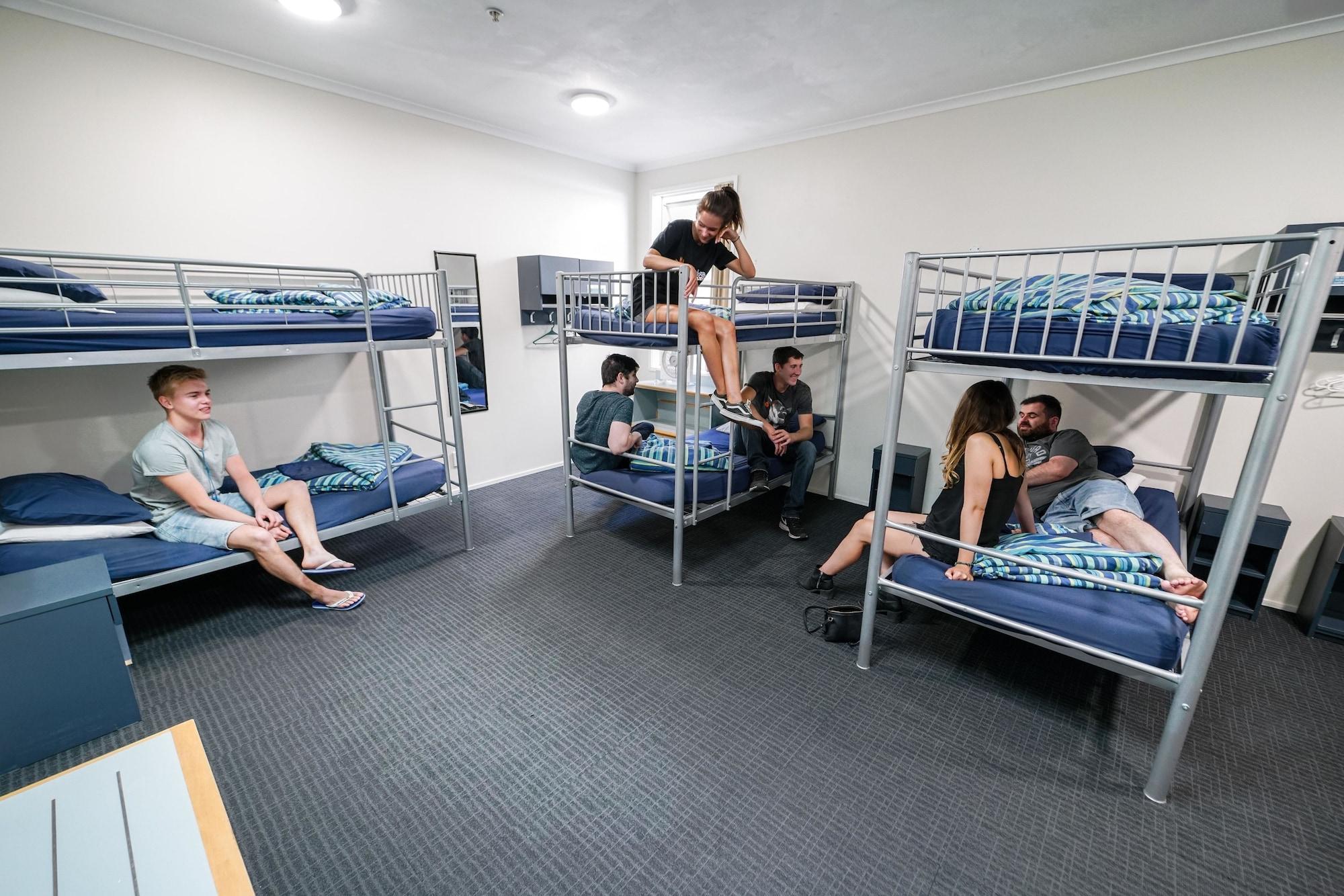 Nomads Capital Backpackers - Wellington (Adults Only) Hostel Εξωτερικό φωτογραφία A typical room at a backpacker hostel in Australia