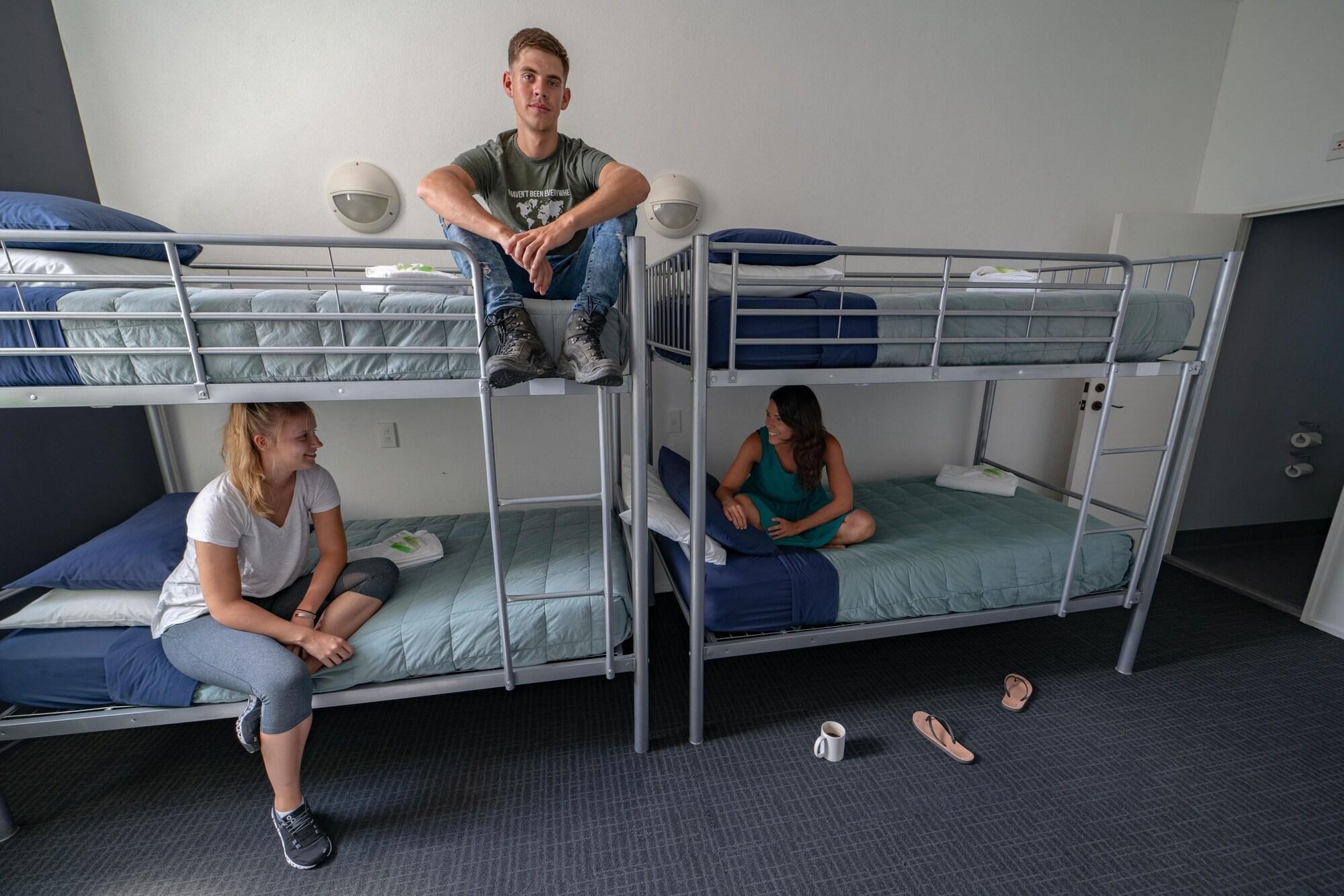 Nomads Capital Backpackers - Wellington (Adults Only) Hostel Εξωτερικό φωτογραφία A room at a hostel in Sydney, Australia