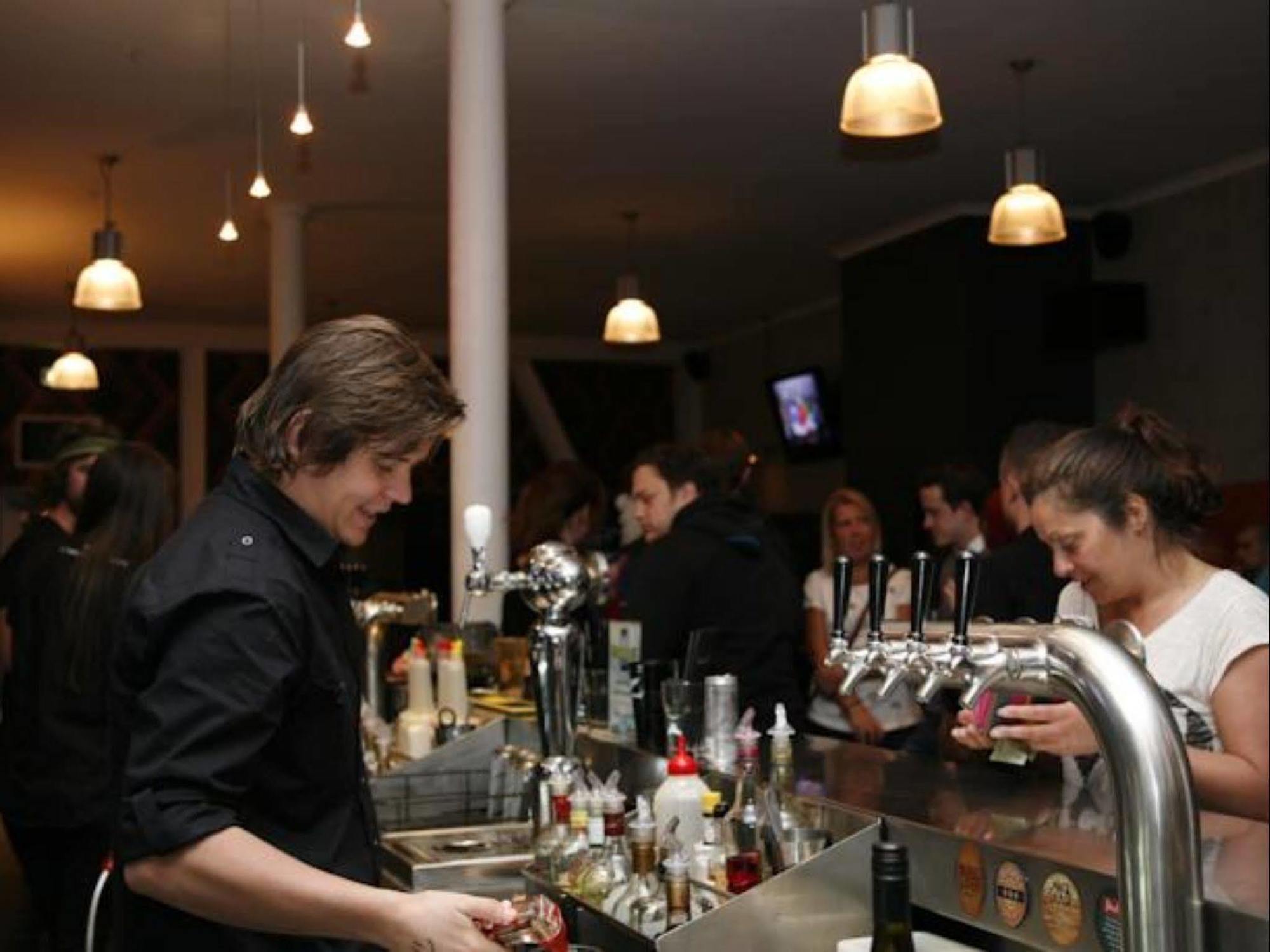 Nomads Capital Backpackers - Wellington (Adults Only) Hostel Εξωτερικό φωτογραφία A bartender at work