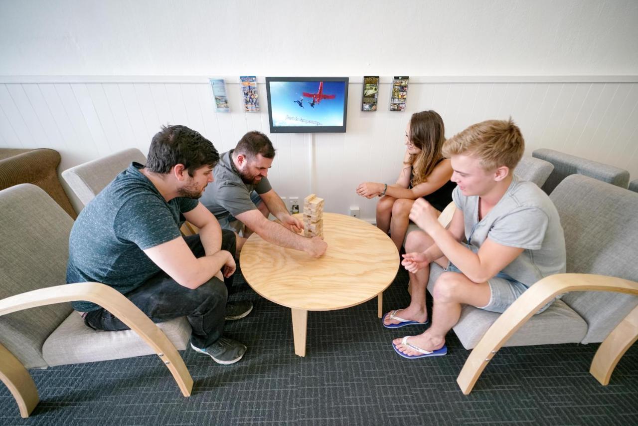 Nomads Capital Backpackers - Wellington (Adults Only) Hostel Εξωτερικό φωτογραφία Students in the common room