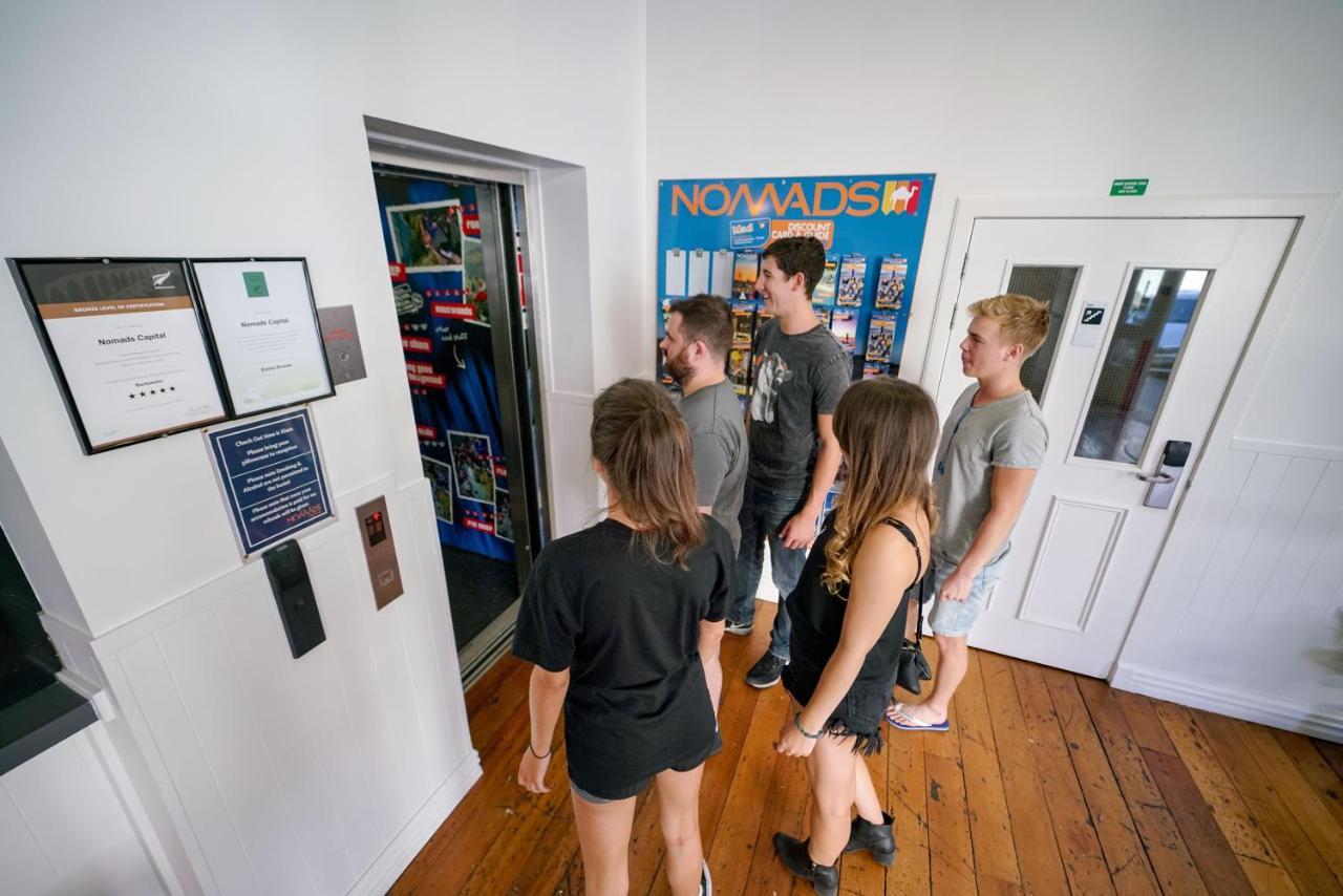 Nomads Capital Backpackers - Wellington (Adults Only) Hostel Εξωτερικό φωτογραφία Students at the hostel