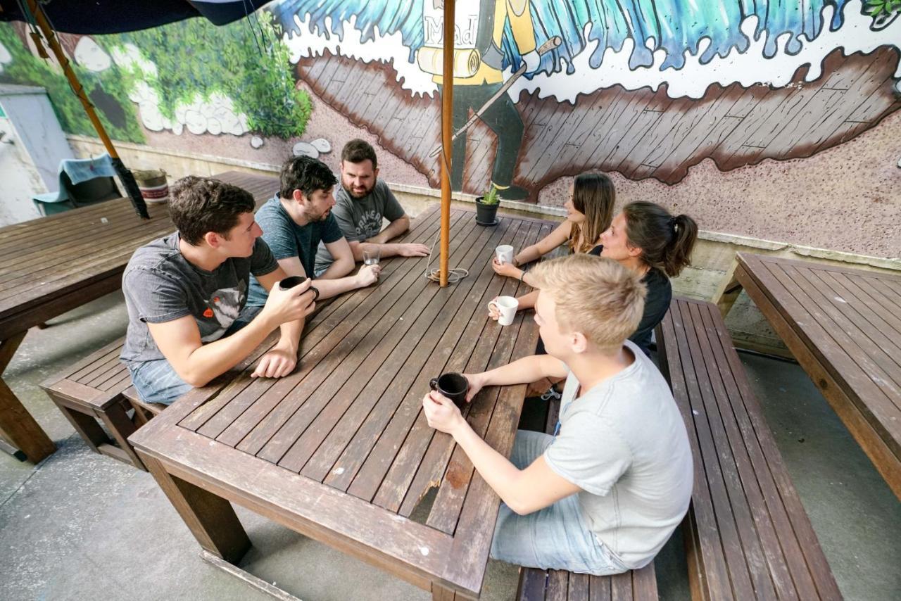 Nomads Capital Backpackers - Wellington (Adults Only) Hostel Εξωτερικό φωτογραφία Students at the University of Freiburg